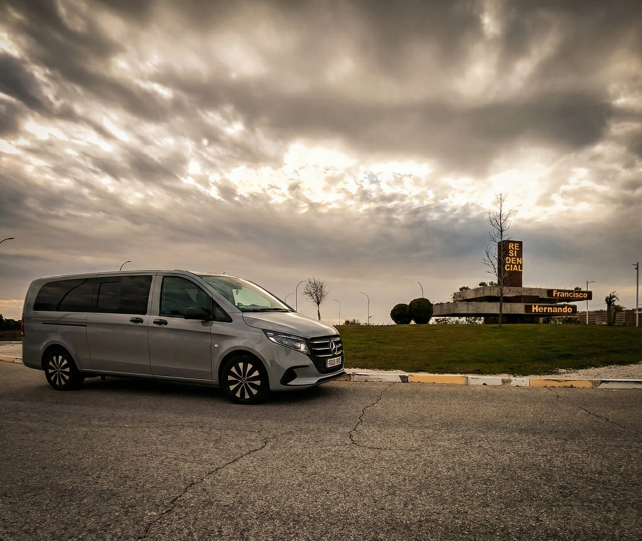 Taxi Seseña en la rotonda del Quiñón